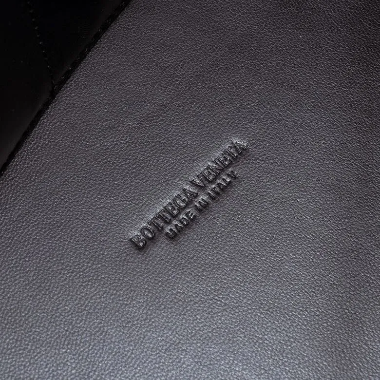 Batch 3760 #Bottega Veneta 2023 spring and summer new Andiamo handbag, many stars have the same style 🎈 Classic full-body leather weaving with golden knot buckle, stable and chic enough [satisfied] The whole body is made of Nappa sheep leather, comfortable, soft and dynamic. The sliding metal knot buckle can adjust the shoulder strap, single shoulder/handbag/crossbody, multiple carrying methods, large bag capacity, suitable for commuting/daily/traveling This bag is divided into small/medium/large sizes. There is always one that suits you, so take it with you🎀🎀 Size: 45*22*34, model: 5543#